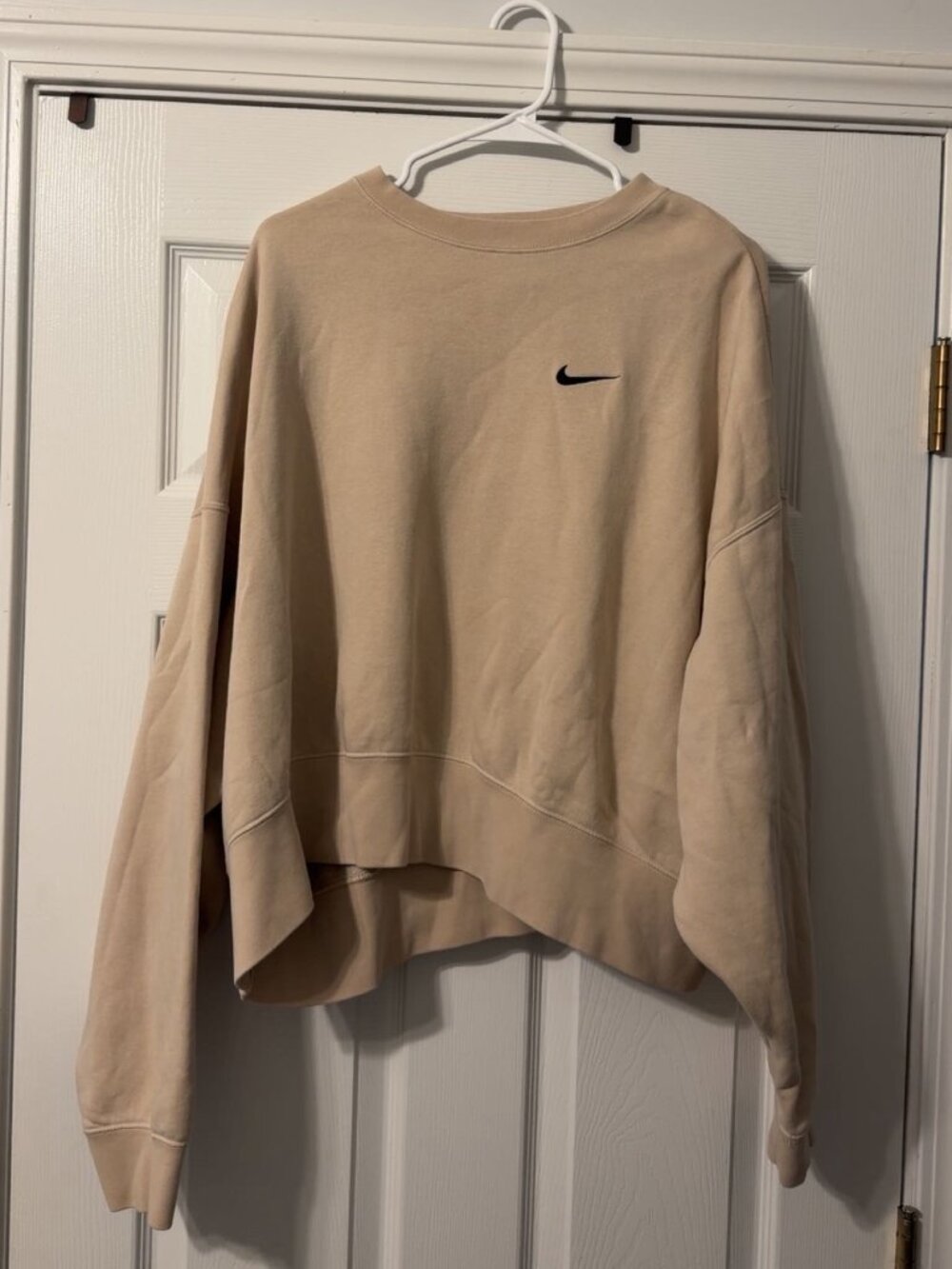 Nike Women’s Beige Oversized Crewneck Sweatshirt (Large)